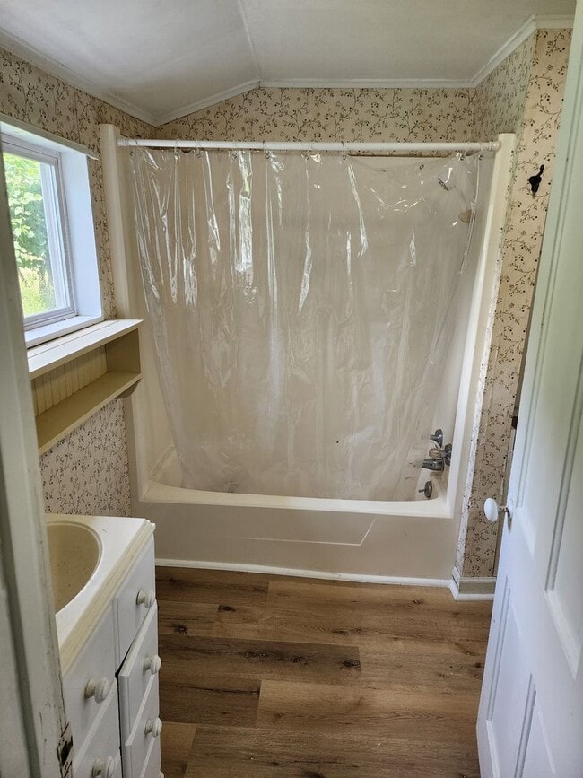Building Photo - Charming Farm Cottage in Chatham, IL!
