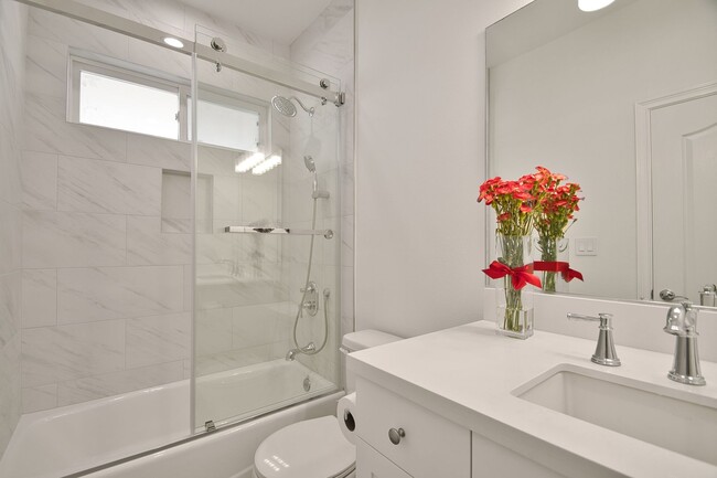 Building Photo - Beautiful Ocean View Townhome with Remodel...