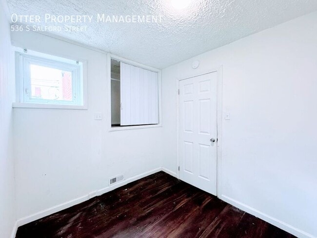 Building Photo - 536 S Salford St