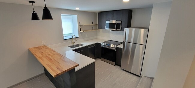Building Photo - AVAILABLE  May 1st - Newly Updated 1 Bed 1 Bath!