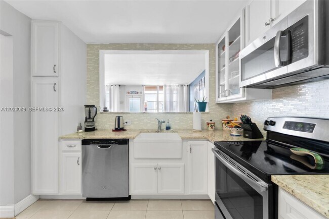 Building Photo - 2025 NE 164th St