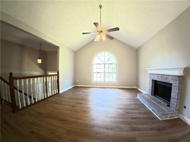 Building Photo - 2575 Overlake Dr