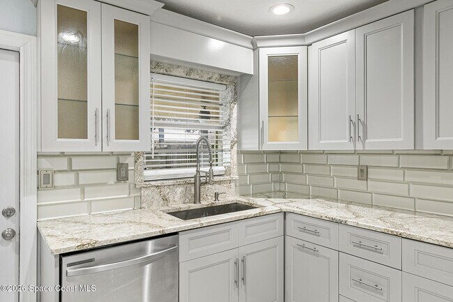 Building Photo - 719 6th St