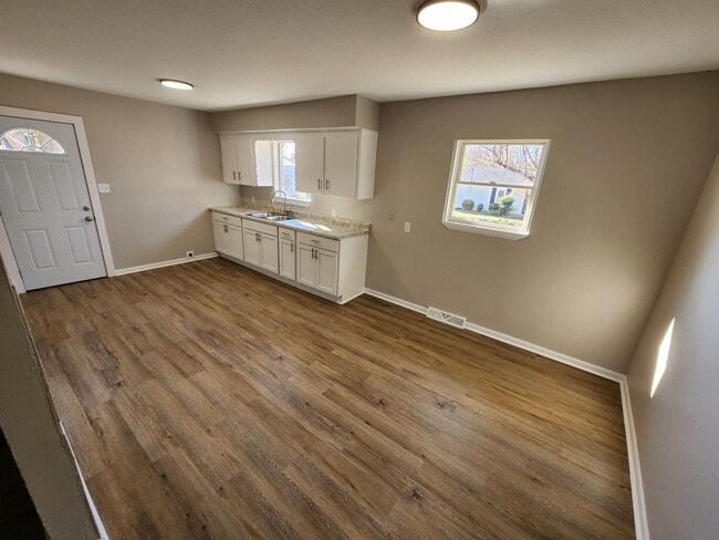 Building Photo - Spacious 3-Bedroom, 1-Bathroom Home AVAILABLE NOW!!
