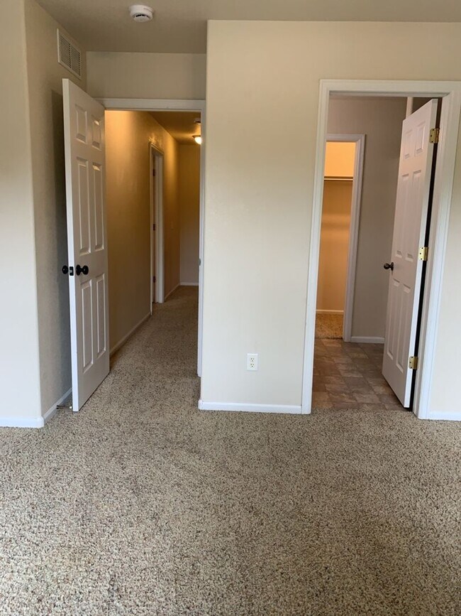 Building Photo - 844 Apex Dr