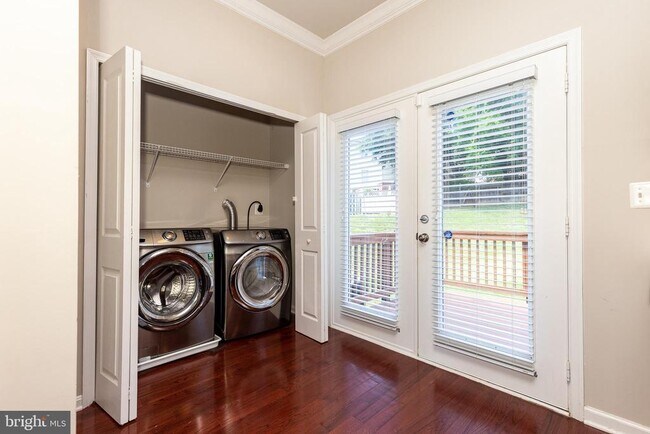 Building Photo - 427 Woodcrest Dr SE
