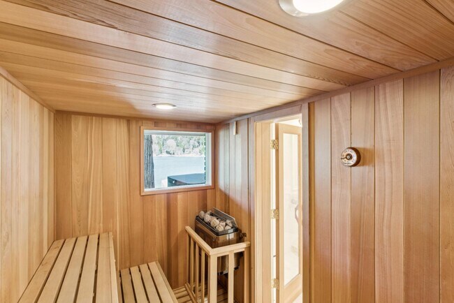 Building Photo - 716 Oak Point