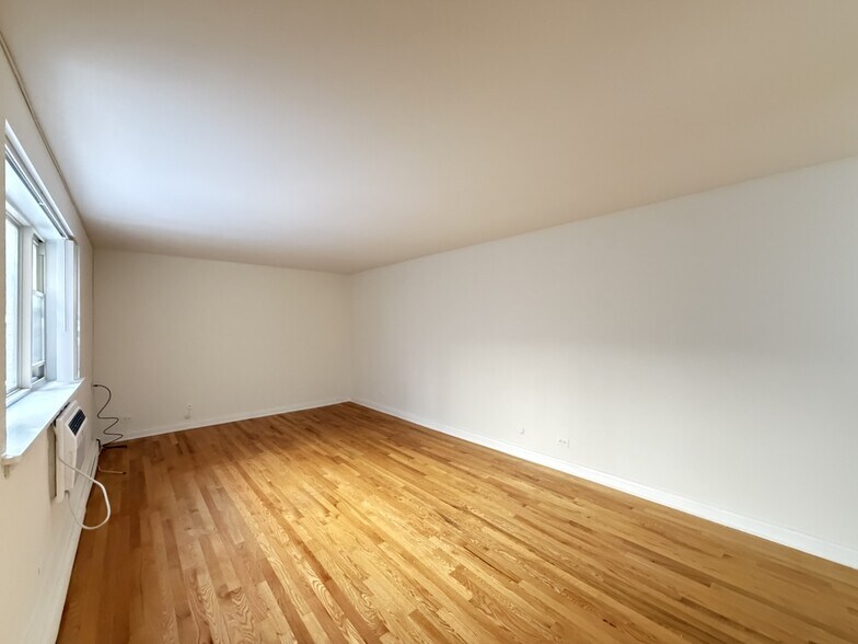 Building Photo - 3710 N Pine Grove Ave