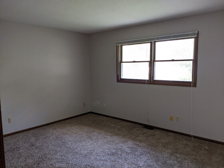 Building Photo - 303 N 6th St