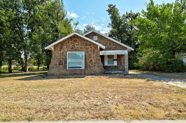 Building Photo - Large 2 bed / 1 bath house! 3 Minutes from I-235, and 10 Minutes from Bricktown!