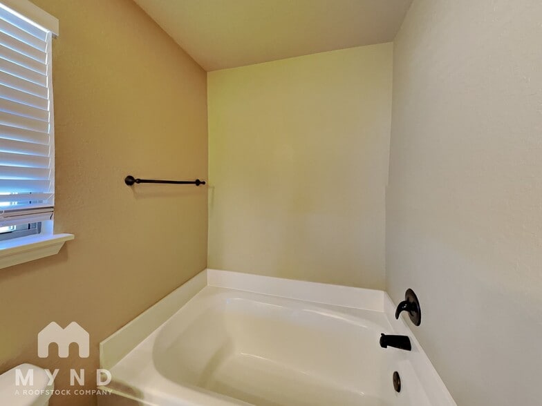 Building Photo - 3 Dunwood Dr