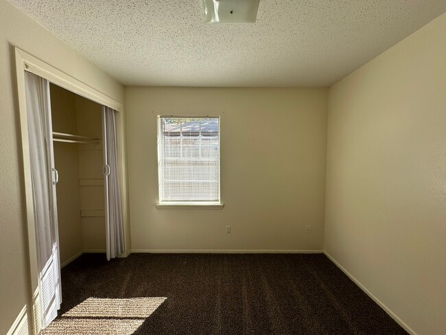 Building Photo - Cozy 3 Bedroom Unit! Tour Today!