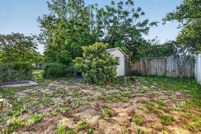 Building Photo - Available NOW - 3/2 Split Plan Home in Eustis with large Florida Rm!