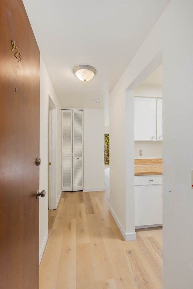 Building Photo - 1 Bedroom 1 Bath Condo in Kirkland, new flooring plus great amenities!