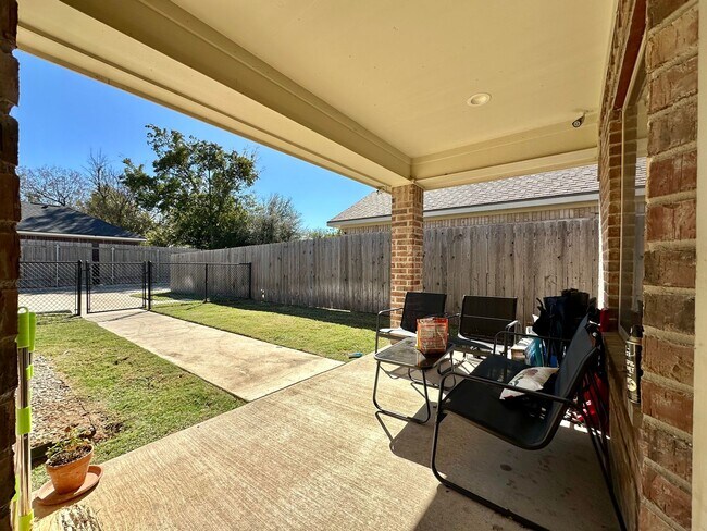 Building Photo - Spacious 4-Bed, 4.5-Bath Home in the Heart of the Baylor Bubble!