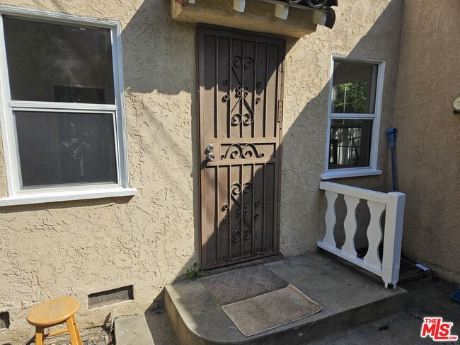 Building Photo - 2226 Zoe Ave