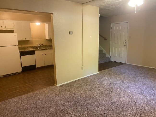 Building Photo - 1 Bed + 1 Bath - Spacious Townhome close to Campus and Park