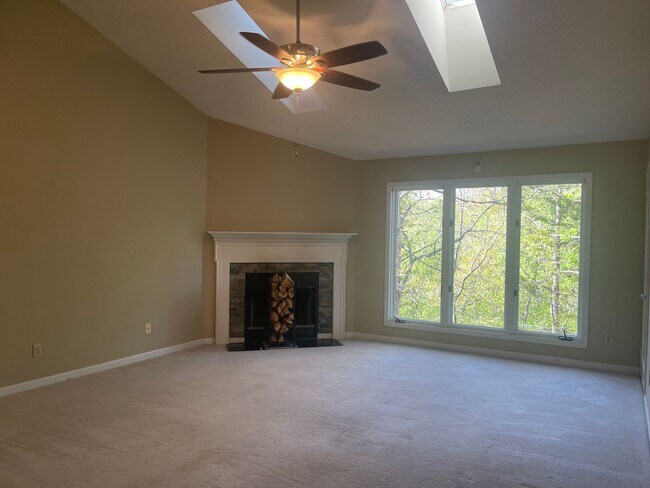Building Photo - Spacious 2 Bed, 2 Bath Townhouse in Prime Hickory Location – 1,322 Sq. Ft.