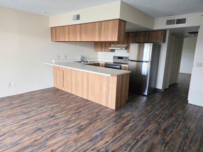 Building Photo - 455 N Tegner St