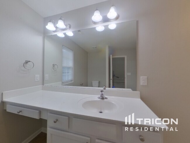 Building Photo - 1401 Waylon Ave