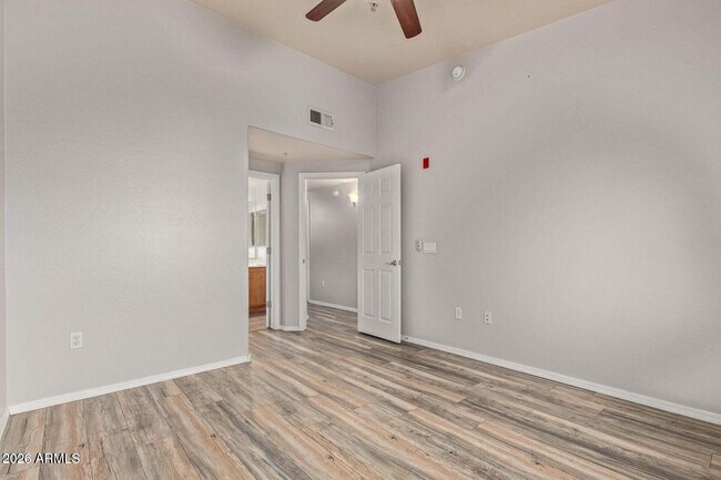Building Photo - 3250 W Greenway Rd