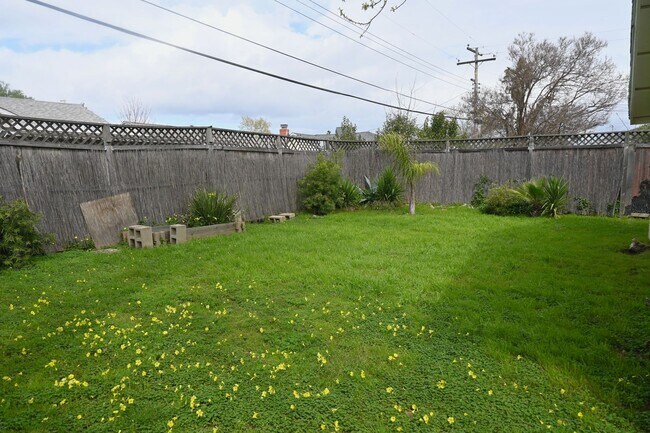 Building Photo - 5316 Nelson St