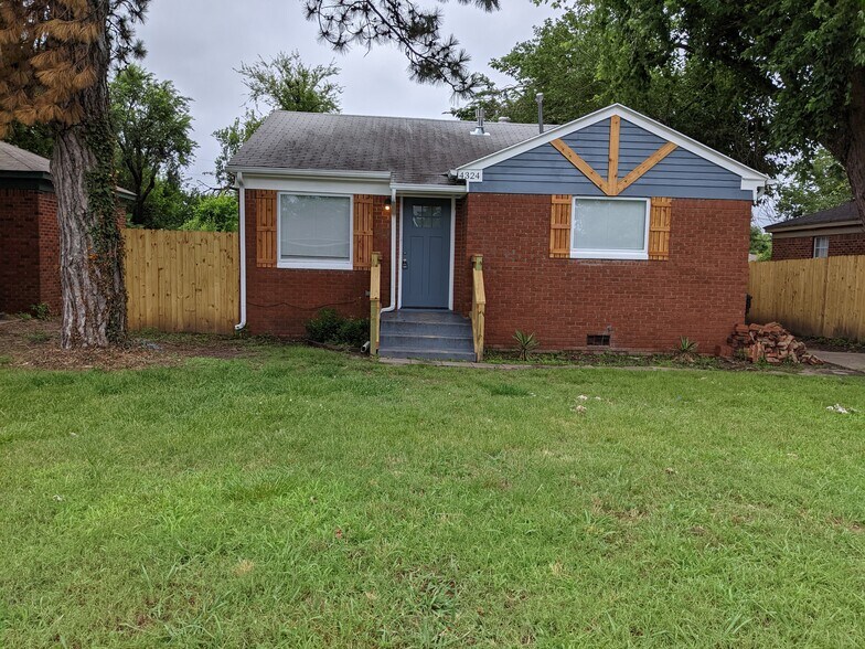 Large front yard - 4324 NW 16th St