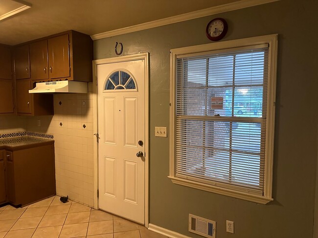 Building Photo - 2 bedroom 1 and a half bath brick home in ...