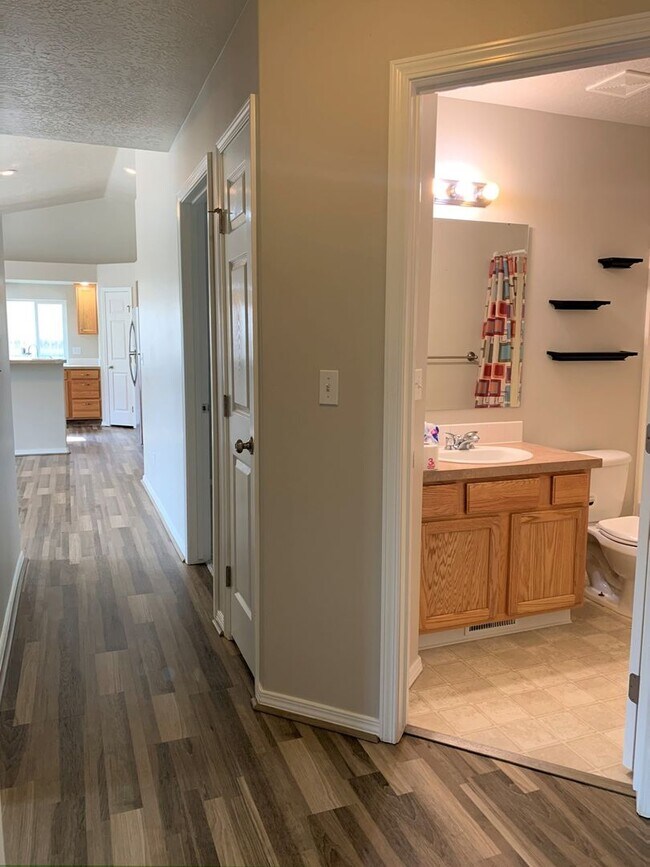Building Photo - Great 3 bed 2 bath home in a the quiet Rai...