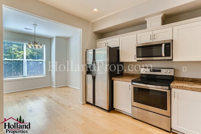 Building Photo - Stylish 3-Level Townhome Surrounded by Nat...