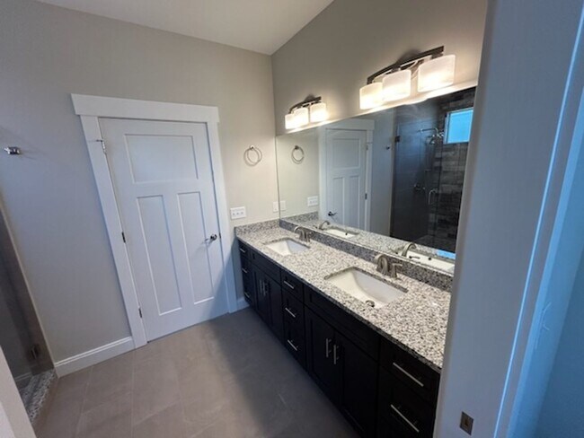 Building Photo - Well Maintained Home