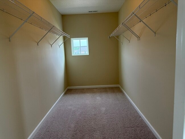 Building Photo - Spacious 4 beds 2.5 baths in Lewis Center!