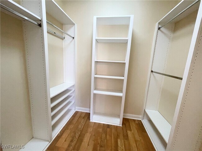 Building Photo - 5325 Cove Cir