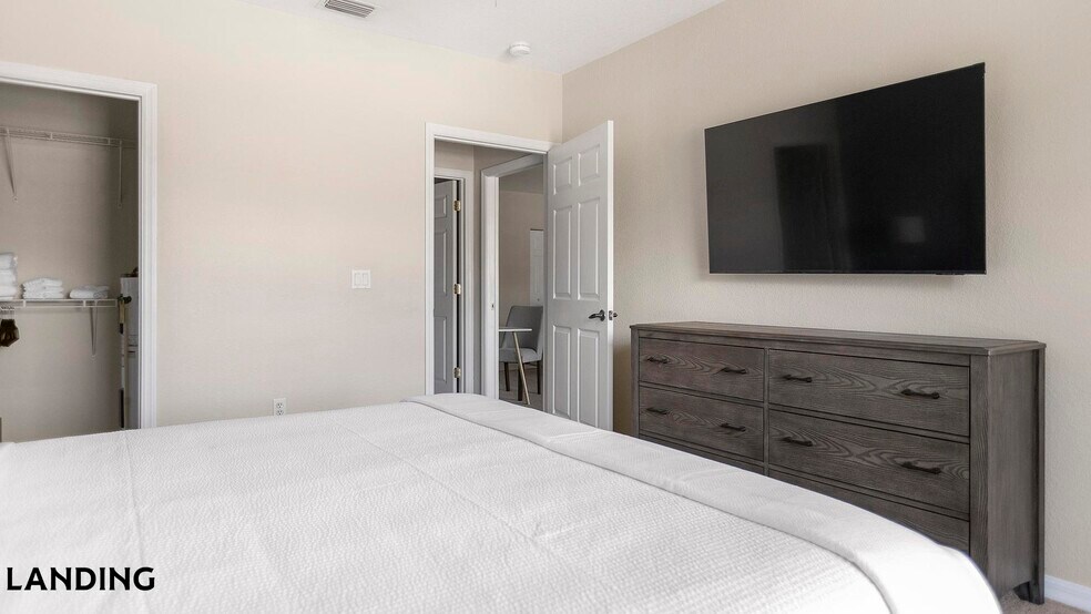 Building Photo - 3695 Island Club Dr