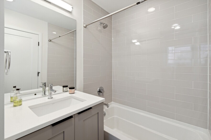 Building Photo - 2345 Decatur St