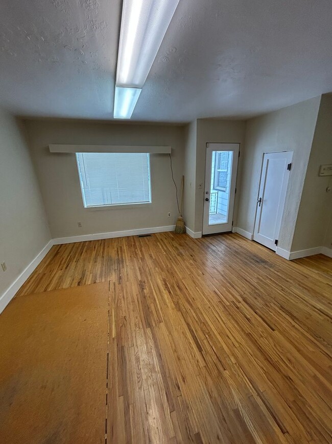 Building Photo - 376 W Washington St