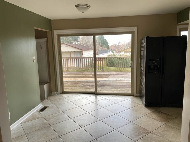 Building Photo - 2103 Chambers Dr NE