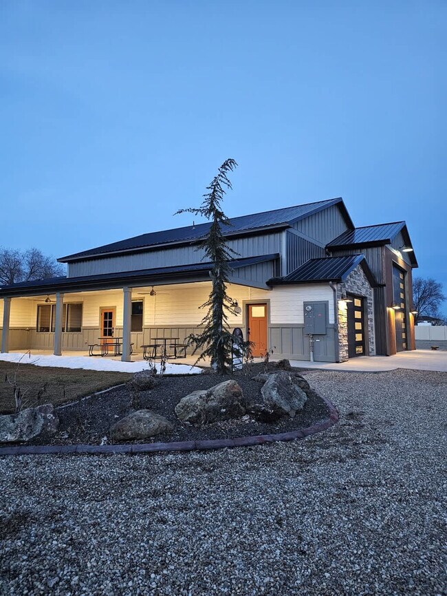 Building Photo - 303 CM Rdg Ln