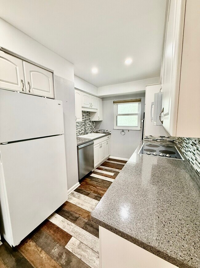 Building Photo - 2800 Cove Cay Dr
