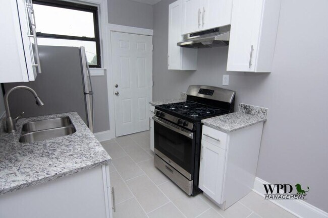 Building Photo - 3 bedroom in Chicago IL 60620