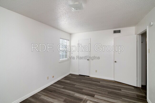 Building Photo - 7040 Glenview Dr