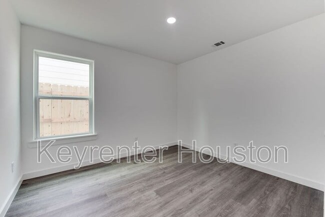 Building Photo - 8128 Sterlingshire St