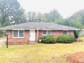 Building Photo - ** 3 Bed 1 Bath Located in Forrest Hills *...