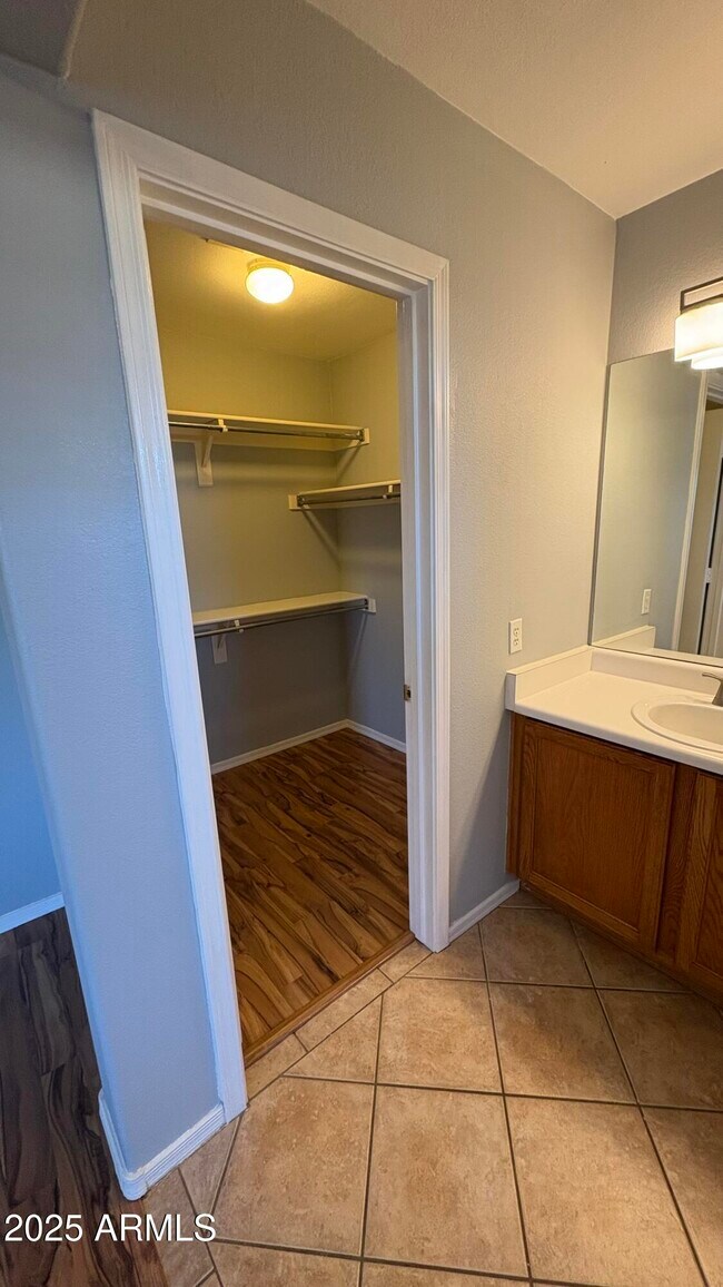 Building Photo - 9214 W Ross Ave