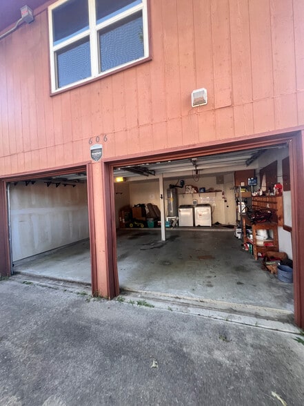Building Photo - Room in House on Bandera St