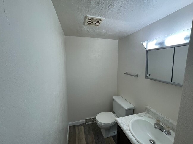 Building Photo - 2 bedroom townhouse- located near frisbee ...
