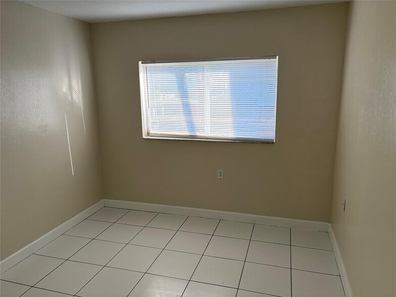 Building Photo - 1153 Lake Victoria Dr