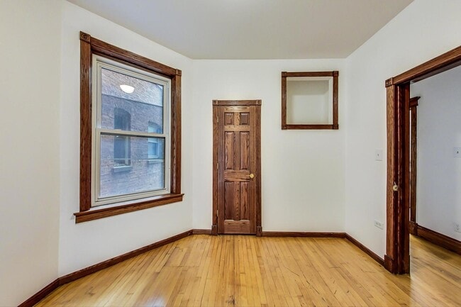 Building Photo - 3515 N Wilton Ave