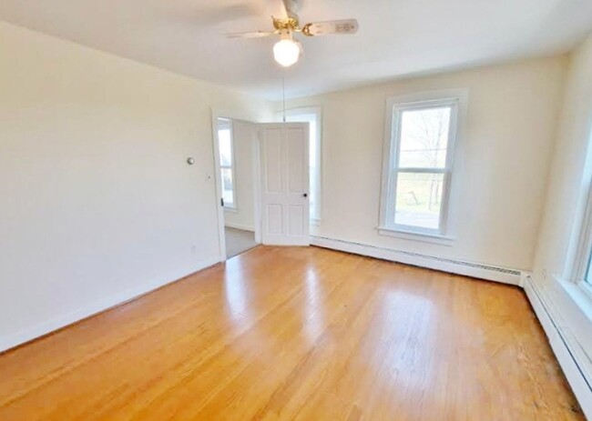 Building Photo - 3 Bed / 1-1/2 Bath Single Family w/2 Car G...