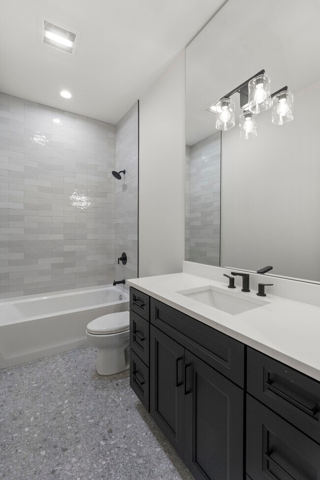 Building Photo - 420 E 50th Pl